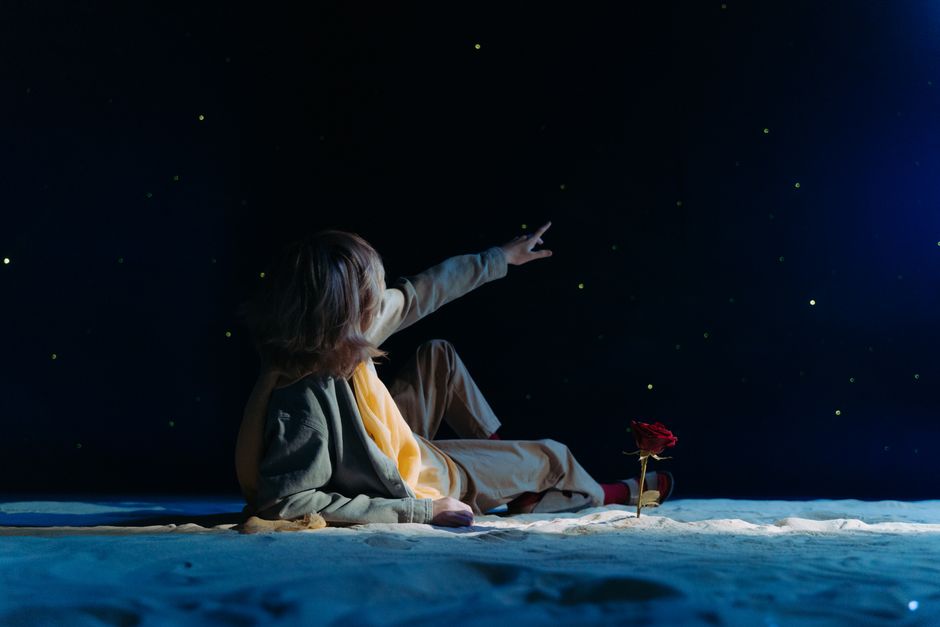 child looking at night sky stars