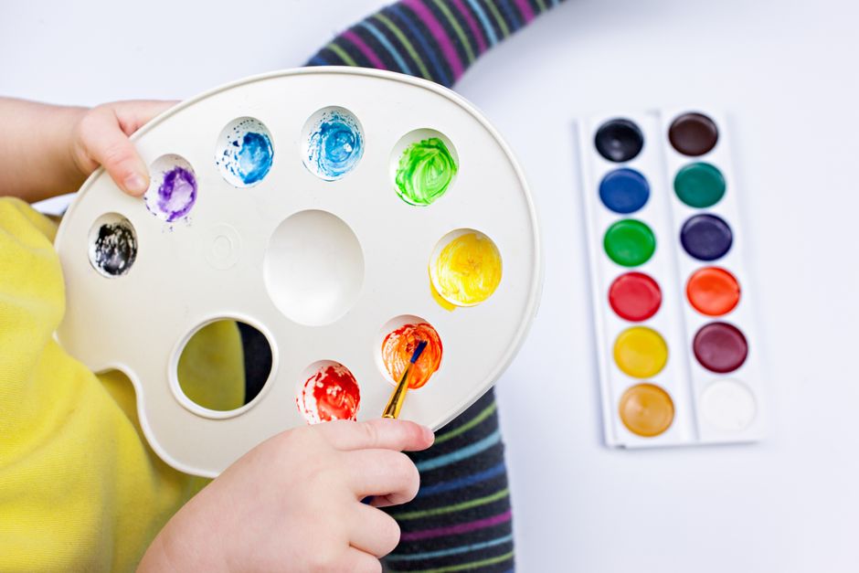 child mixing paint colors