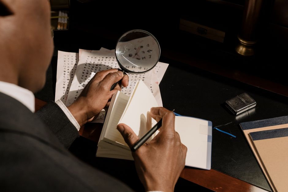 magnifying glass clues