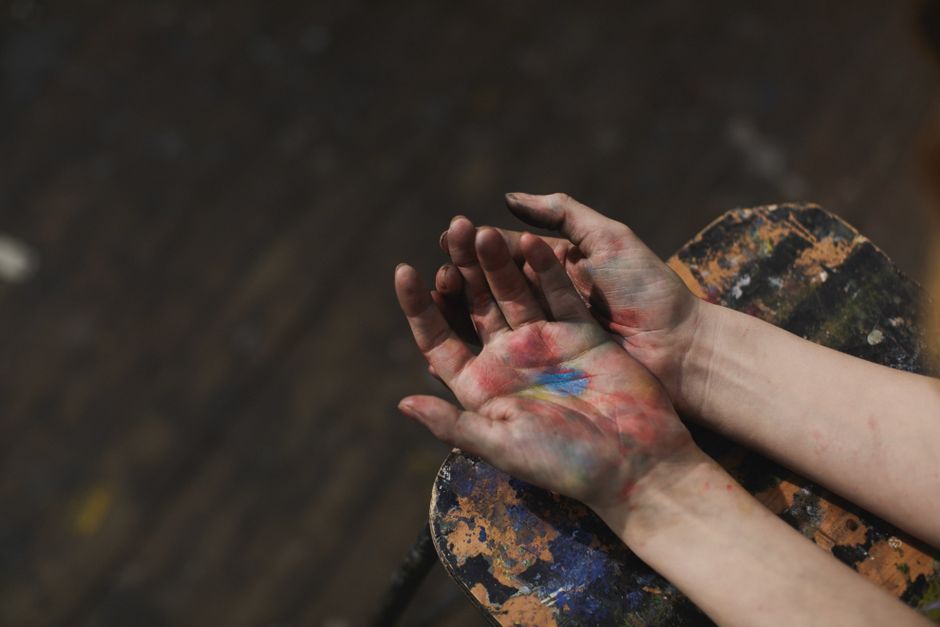 hands painting